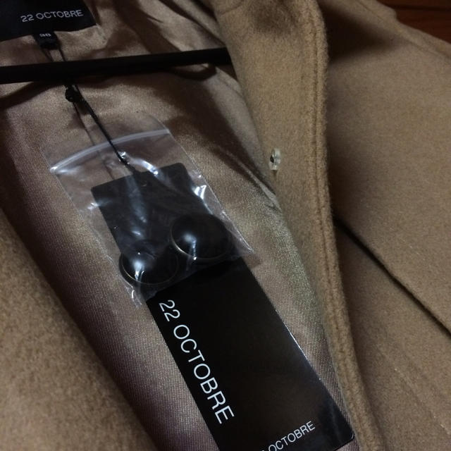 22 OCTOBRE(ヴァンドゥーオクトーブル)のベージュ カシミア入りコート レディースのジャケット/アウター(ロングコート)の商品写真
