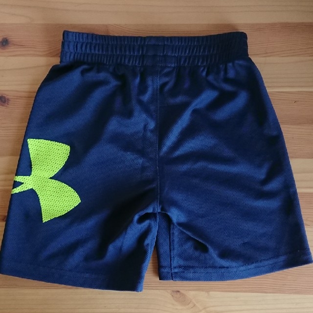 UNDER ARMOUR(アンダーアーマー)のUNDER ARMOR 100cm 110cm ハーフパンツ 半ズボン 速乾 キッズ/ベビー/マタニティのキッズ服男の子用(90cm~)(パンツ/スパッツ)の商品写真