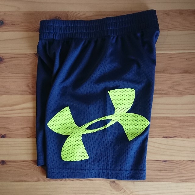 UNDER ARMOUR(アンダーアーマー)のUNDER ARMOR 100cm 110cm ハーフパンツ 半ズボン 速乾 キッズ/ベビー/マタニティのキッズ服男の子用(90cm~)(パンツ/スパッツ)の商品写真