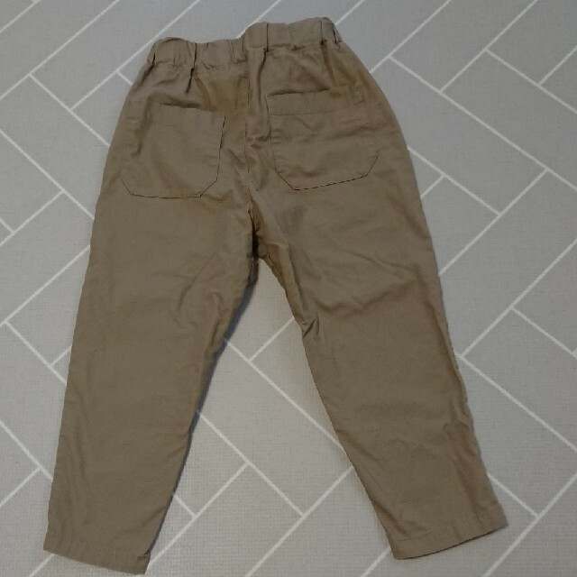 GU(ジーユー)のGU キッズ ベージュズボン キッズ/ベビー/マタニティのキッズ服男の子用(90cm~)(パンツ/スパッツ)の商品写真