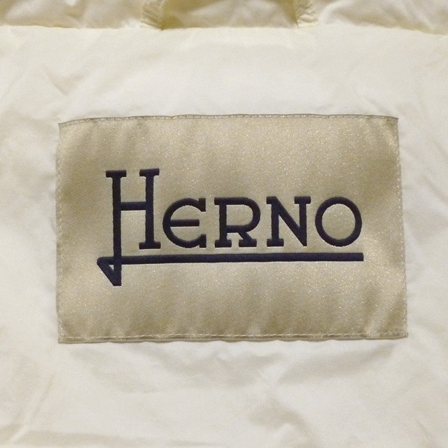 HERNO(ヘルノ)のヘルノ ダウンジャケット サイズ40 M - 白 レディースのジャケット/アウター(ダウンジャケット)の商品写真