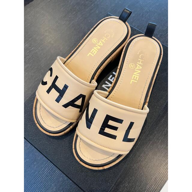 CHANEL(シャネル)のCHANEL ロゴサンダル　コルクヒール レディースの靴/シューズ(サンダル)の商品写真