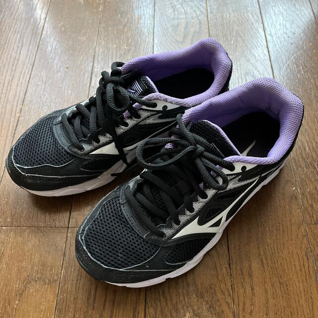 MIZUNO(ミズノ)の間も無く終了【中古】ミズノスニーカー　サイズ22.5㎝ キッズ/ベビー/マタニティのキッズ靴/シューズ(15cm~)(スニーカー)の商品写真