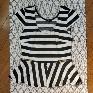 ベベ(BeBe)の【新品】bebe ペプラムボーダートップス 【未使用】(カットソー(半袖/袖なし))