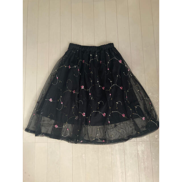 EMSEXCITE(エムズエキサイト)のエムズエキサイト　スカート　フラワー　ブラック レディースのスカート(ひざ丈スカート)の商品写真