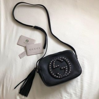 グッチ(Gucci)のグッチ　スタッズ　ショルダーバッグ　黒(ショルダーバッグ)