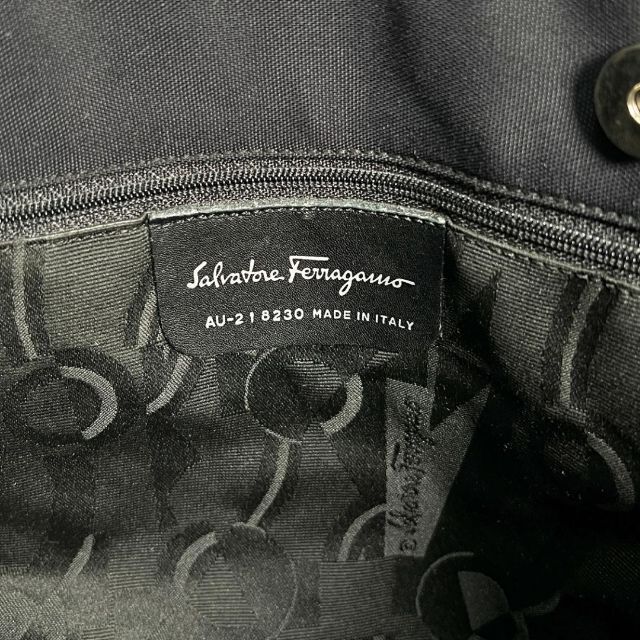 Salvatore Ferragamo(サルヴァトーレフェラガモ)の《一点物》サルヴァトーレフェラガモ バック ブラック ヴァラ 肩掛け A4 レディースのバッグ(ショルダーバッグ)の商品写真