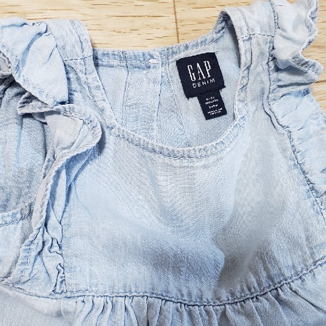 babyGAP(ベビーギャップ)の6-12m　デニム ロンパース  baby GAP DENIM ベビー キッズ/ベビー/マタニティのベビー服(~85cm)(ロンパース)の商品写真