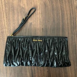 ミュウミュウ(miumiu)の（美品）miumiu マトラッセクラッチバッグ　黒(クラッチバッグ)