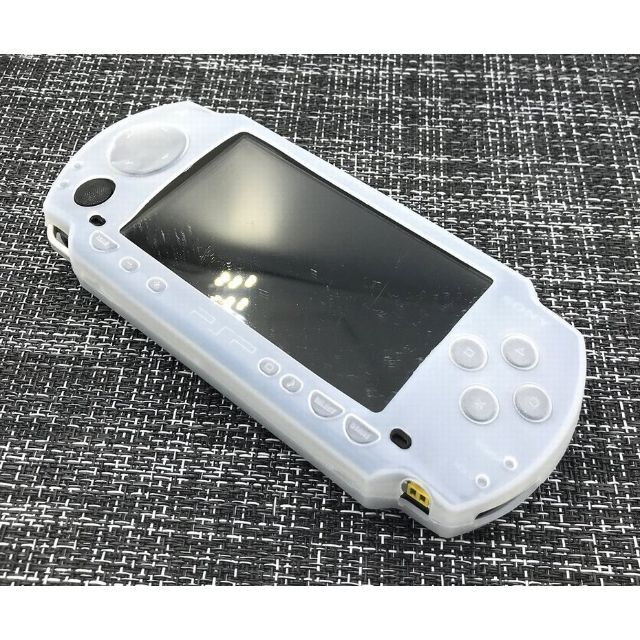 PlayStation Portable(プレイステーションポータブル)のPSP1000 (プレイステーションポータブル) シリコンケース(ホワイト) エンタメ/ホビーのゲームソフト/ゲーム機本体(その他)の商品写真