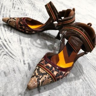 ジェフリーキャンベル(JEFFREY CAMPBELL)のジェフリーキャンベル  サンダル  ベルト付きパンプス(サンダル)