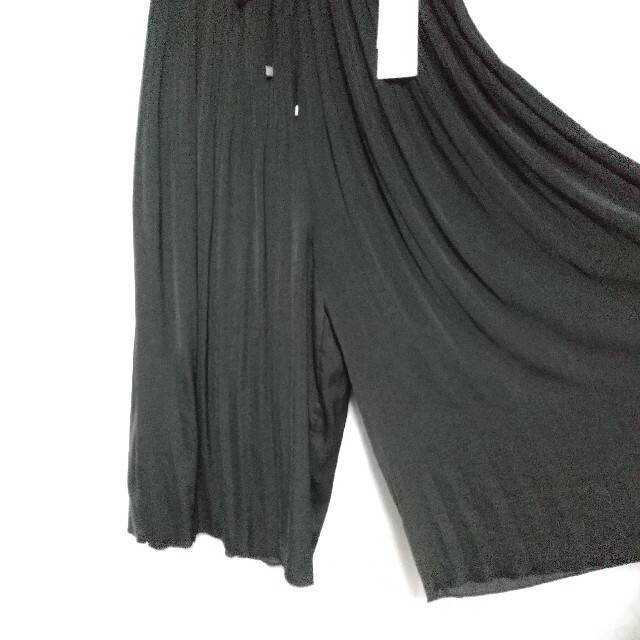 タグ付　サテンプリーツスカーチョ　パンツ　スカート　ブラック　L　ウエストゴム レディースのスカート(ロングスカート)の商品写真