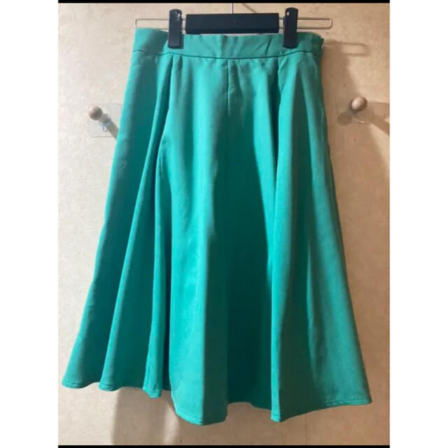MISCH MASCH(ミッシュマッシュ)のグリーンのフレアスカート レディースのスカート(ひざ丈スカート)の商品写真