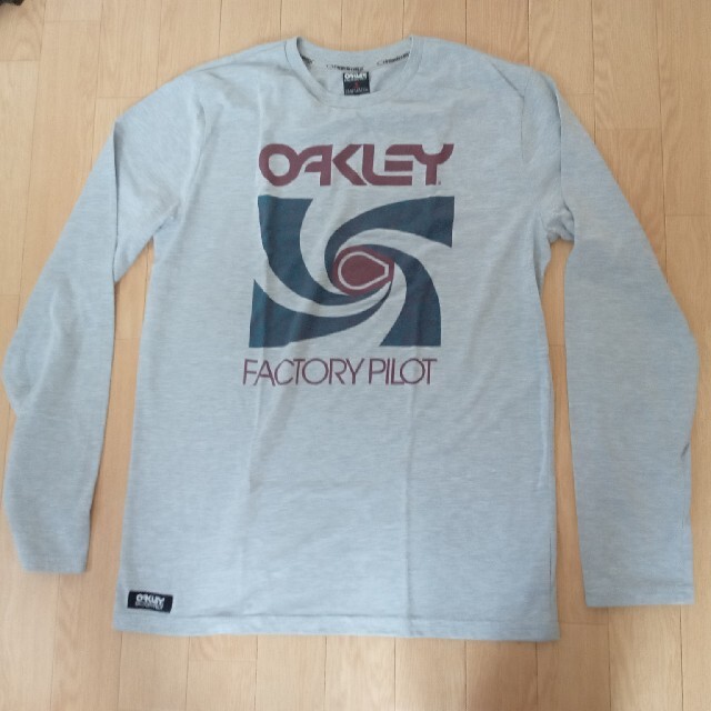 Oakley(オークリー)のオークリー　ロングＴシャツ メンズのトップス(Tシャツ/カットソー(七分/長袖))の商品写真