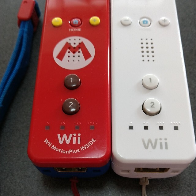 Wii(ウィー)のWii リモコン 2本セット エンタメ/ホビーのゲームソフト/ゲーム機本体(その他)の商品写真