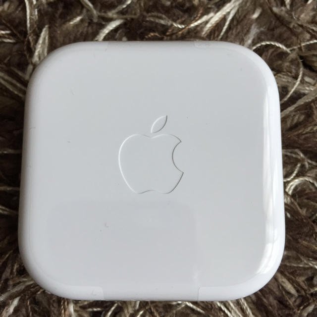 Apple(アップル)のイヤフォン スマホ/家電/カメラのオーディオ機器(ヘッドフォン/イヤフォン)の商品写真