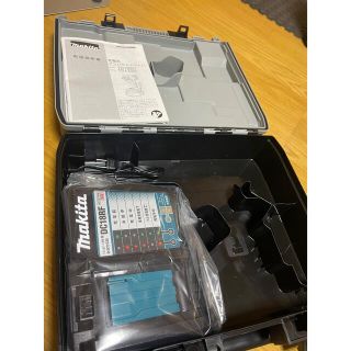 マキタ(Makita)のマキタ　インパクトドライバー18vパープルのケースと充電器(工具)