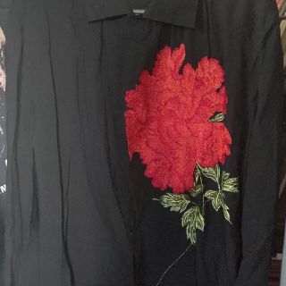 ヨウジヤマモト(Yohji Yamamoto)のYOHJI YAMAMOTO　花と少年　インド刺繍赤(シャツ)