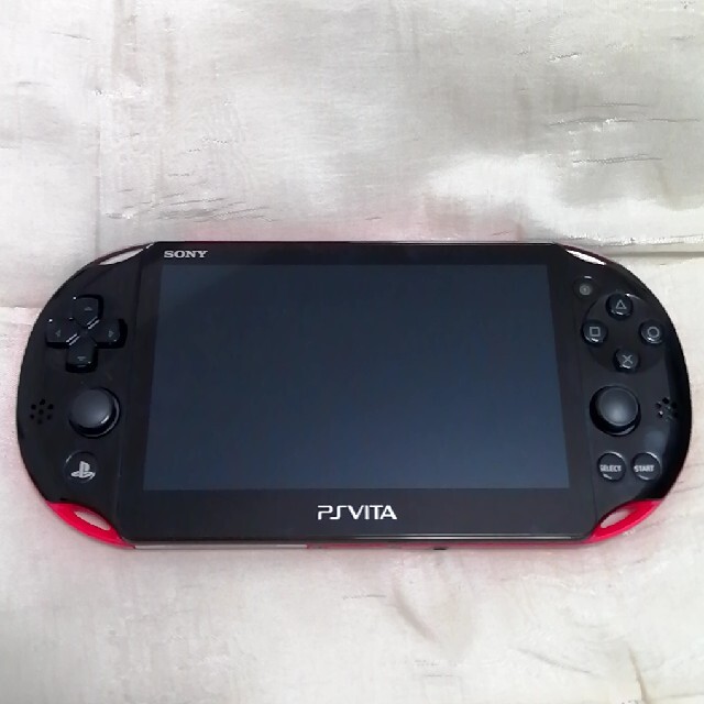 PlayStation Vita(プレイステーションヴィータ)のpsvita 2000 本体 レッド ブラック エンタメ/ホビーのゲームソフト/ゲーム機本体(携帯用ゲーム機本体)の商品写真