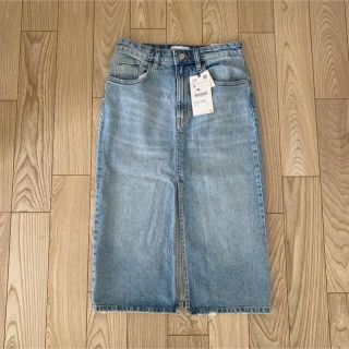 ザラ(ZARA)の【新品】デニムスカート　スリット　ZARA ザラ　S ライトブルー(ひざ丈スカート)