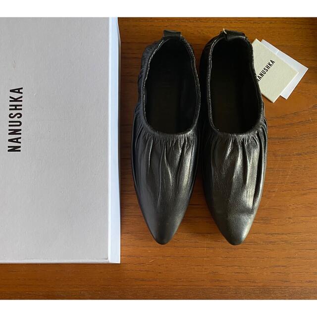 Acne Studios(アクネストゥディオズ)のnanushka ナヌーシュカ フラットシューズ レディースの靴/シューズ(ローファー/革靴)の商品写真