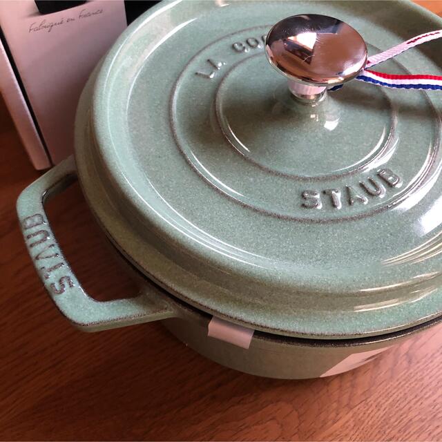 STAUB(ストウブ)の新品staubストウブ 18cm セージグリーン ピコココット ラウンド　鍋 インテリア/住まい/日用品のキッチン/食器(鍋/フライパン)の商品写真