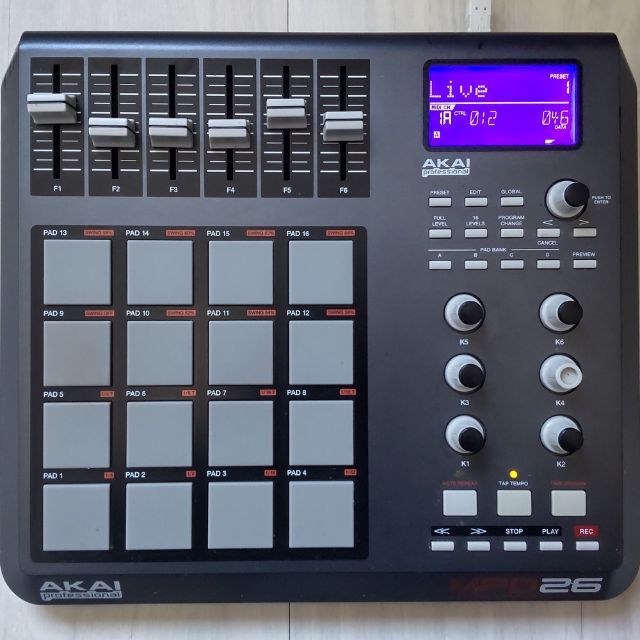 AKAI MPD26 【中古/付属品・パーツ欠けあり】 楽器のDTM/DAW(MIDIコントローラー)の商品写真