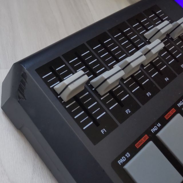 AKAI MPD26 【中古/付属品・パーツ欠けあり】 楽器のDTM/DAW(MIDIコントローラー)の商品写真