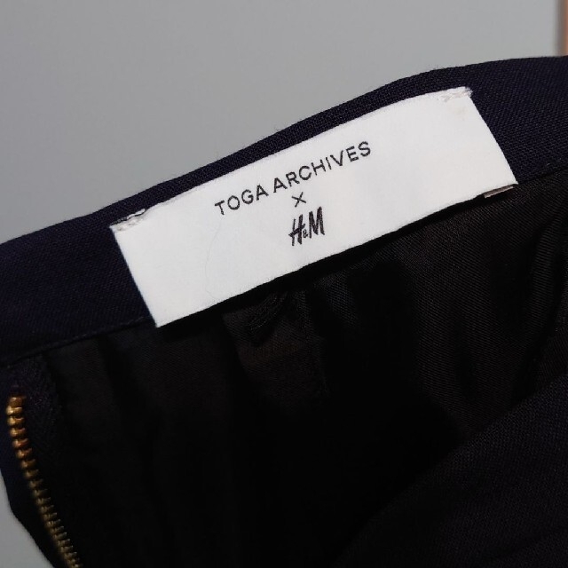 TOGA(トーガ)の【H&M トーガ】カットアウトディテールスカート レディースのスカート(ひざ丈スカート)の商品写真
