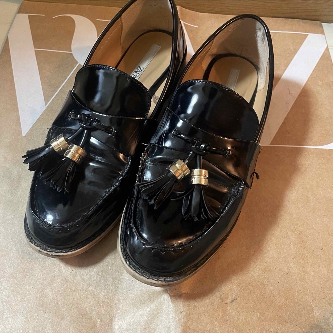 ZARA(ザラ)の完売品　ZARA タッセル フラットローファー　黒　ブラック　靴 レディースの靴/シューズ(ローファー/革靴)の商品写真
