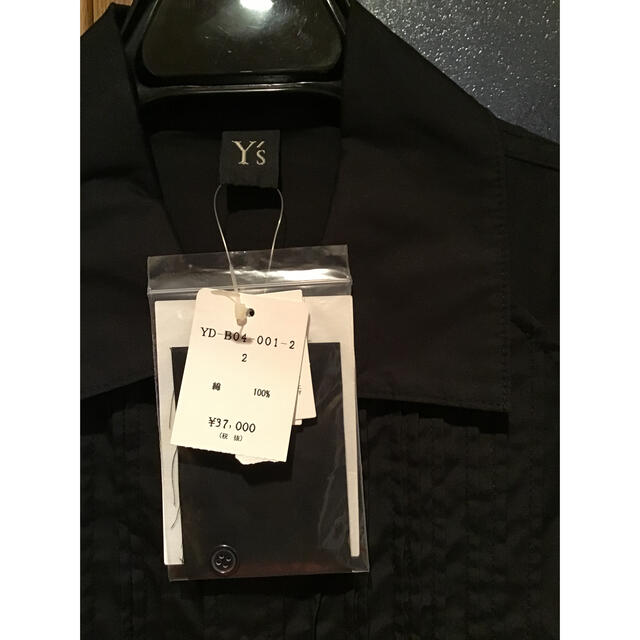 Y's(ワイズ)の新品未使用　Y’s   シャツブラウス　　ブラック　プリーツ レディースのトップス(シャツ/ブラウス(半袖/袖なし))の商品写真
