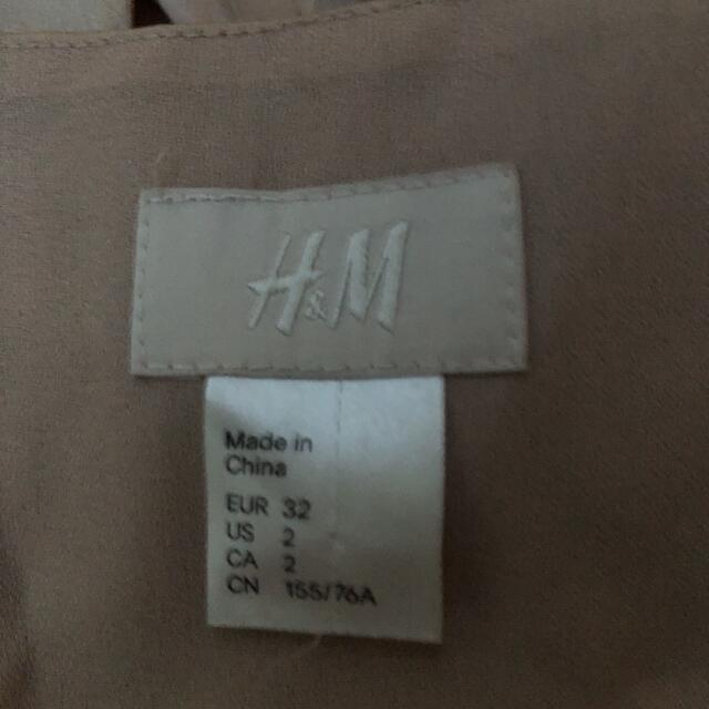 H&M(エイチアンドエム)のH&Mエイチアンドエム　ベージュポリエステル100％膝丈ワンピース　コサージュ付 レディースのワンピース(ひざ丈ワンピース)の商品写真