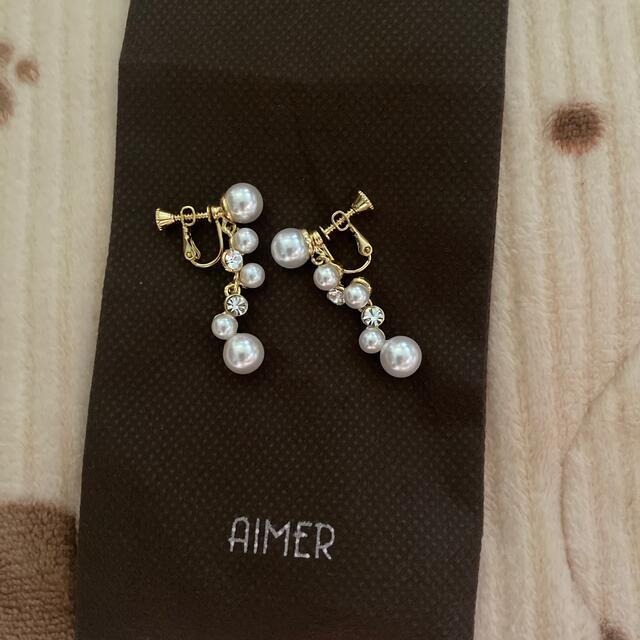 AIMER(エメ)のVラインパールセットイヤリング ゴールド レディースのアクセサリー(イヤリング)の商品写真