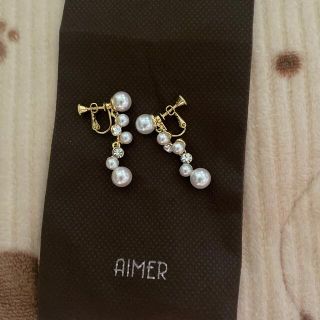 エメ(AIMER)のVラインパールセットイヤリング ゴールド(イヤリング)