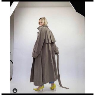 ドゥーズィエムクラス(DEUXIEME CLASSE)のTOTEME Taupe Techno Trench Coat XS新品(トレンチコート)