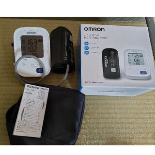 オムロン(OMRON)のオムロン上腕式血圧計HCR7106　箱解説書付き(その他)
