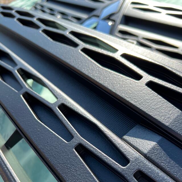 三菱(ミツビシ)の送料込み。新型デリカD5 フロントグリル周り一式 チッピング塗装品 自動車/バイクの自動車(車種別パーツ)の商品写真