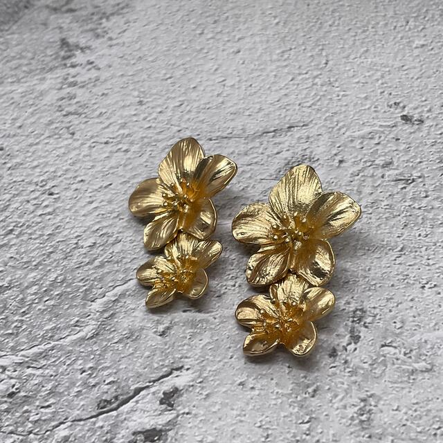 PI023 gold flower pierce pair レディースのアクセサリー(ピアス)の商品写真