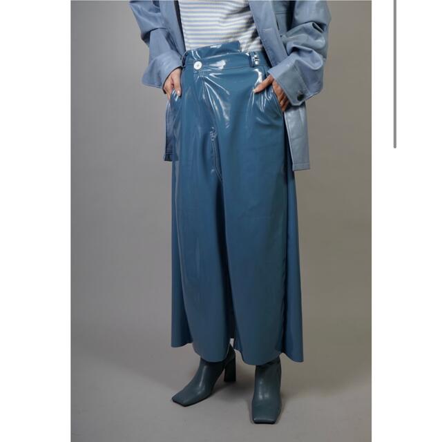 TOGA(トーガ)のHELK  ENAMEL STITCH SKIRT (BLUE) レディースのスカート(ロングスカート)の商品写真