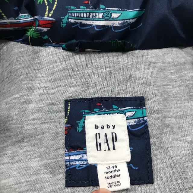 babyGAP(ベビーギャップ)のbabyGAP 乗り物柄　アウター　サイズ80 キッズ/ベビー/マタニティのベビー服(~85cm)(ジャケット/コート)の商品写真