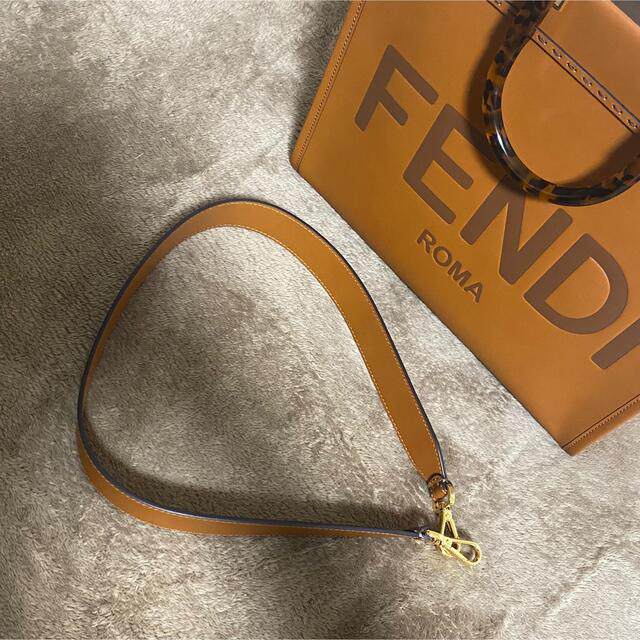 ラクマ初出品☆破格値段！FENDI フェンディ サンシャイン ミディアム