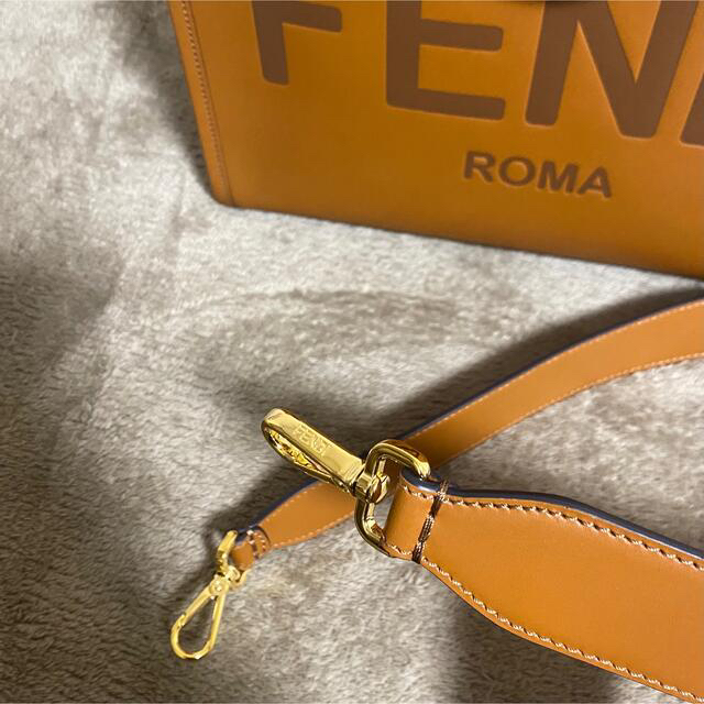 ラクマ初出品☆破格値段！FENDI フェンディ サンシャイン ミディアム