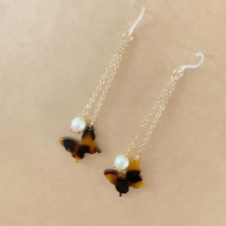 【再販】　べっ甲風　蝶々　バタフライ　コットンパール風　ハンドメイド　ピアス(イヤリング)