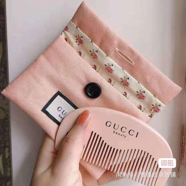 Gucci(グッチ)の【早い者勝ち】グッチ ヘア ブラシ ノベルティ 新品未使用  レディースのヘアアクセサリー(その他)の商品写真