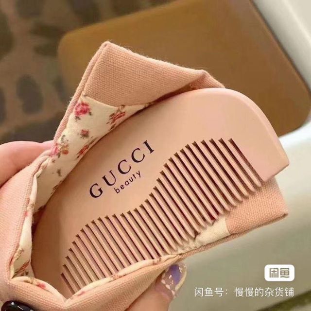 Gucci(グッチ)の【早い者勝ち】グッチ ヘア ブラシ ノベルティ 新品未使用  レディースのヘアアクセサリー(その他)の商品写真