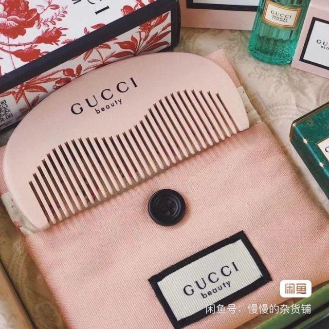 Gucci(グッチ)の【早い者勝ち】グッチ ヘア ブラシ ノベルティ 新品未使用  レディースのヘアアクセサリー(その他)の商品写真