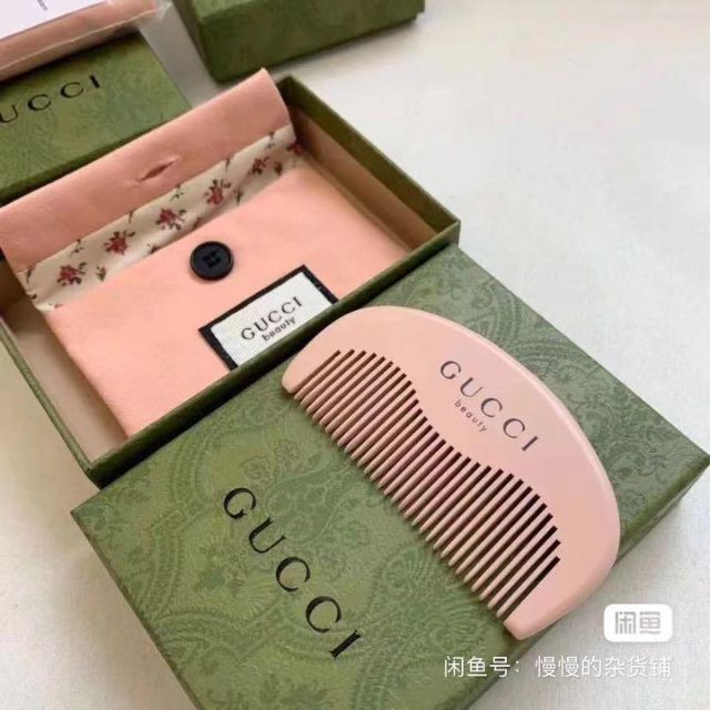 Gucci(グッチ)の【早い者勝ち】グッチ ヘア ブラシ ノベルティ 新品未使用  レディースのヘアアクセサリー(その他)の商品写真