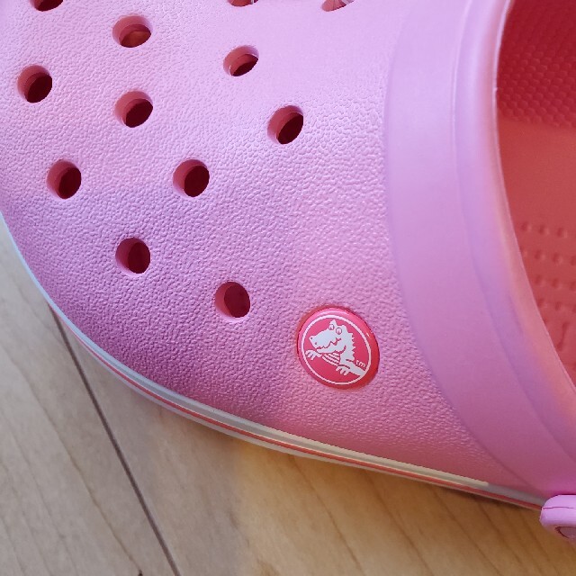 crocs(クロックス)の新品未使用のクロックスです(*^^*) レディースの靴/シューズ(サンダル)の商品写真