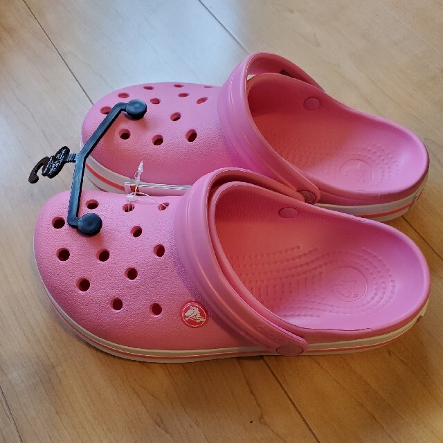 crocs(クロックス)の新品未使用のクロックスです(*^^*) レディースの靴/シューズ(サンダル)の商品写真