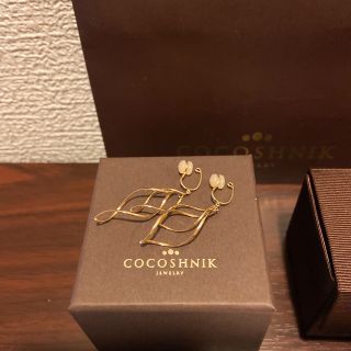 ココシュニック(COCOSHNIK)の10金　ポリッシュS字2連 イヤリング(イヤリング)